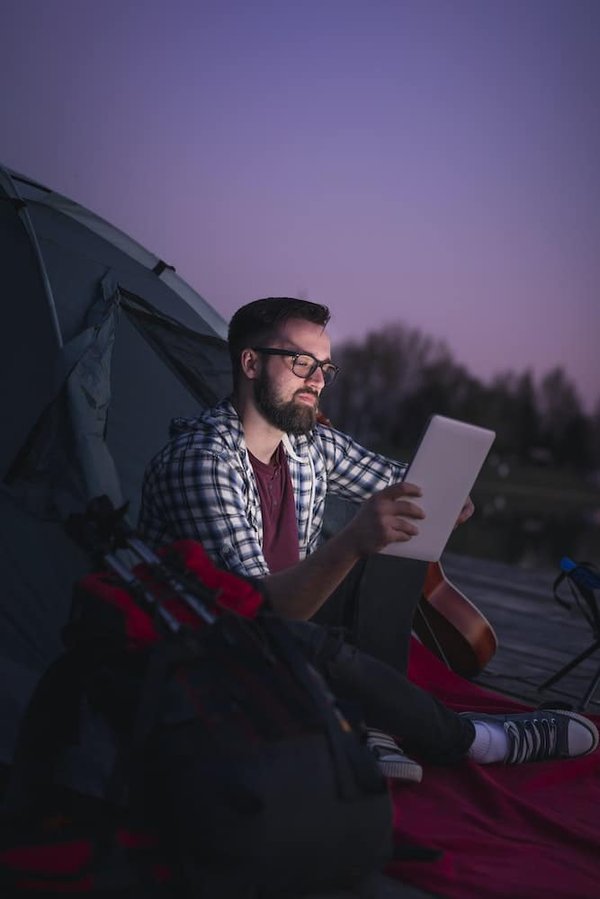 Comment organiser des activités de groupe amusantes en camping pour les novices ?